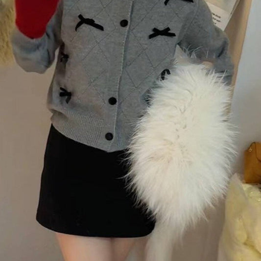 Kötött mellény kerek nyakkal, csokornyakkendővel díszítve