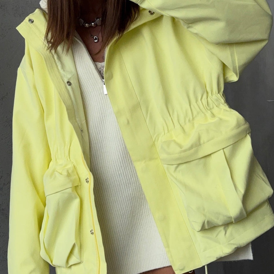 Gumírozott derékkal és praktikus zsebekkel ellátott kabát