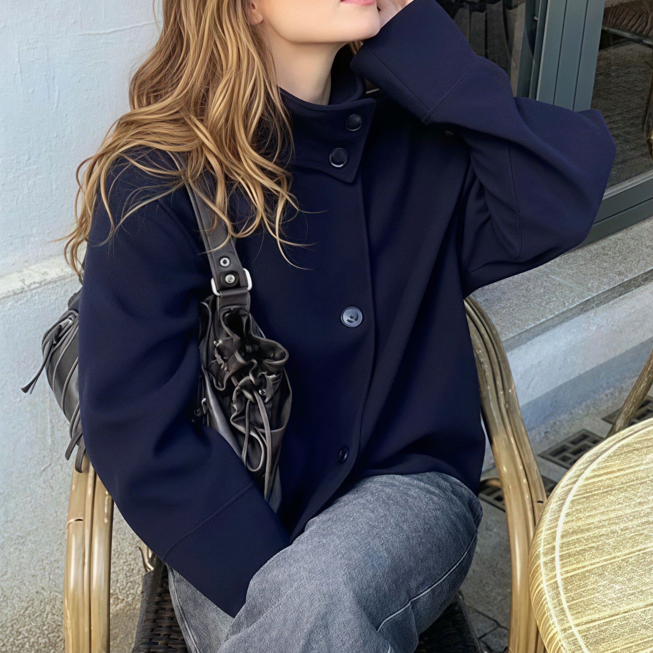 Elegáns, sima gyapjúkabát gombokkal és állógallérral