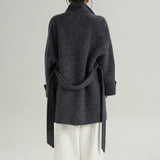 Elegáns, meleg, sima gyapjúkabát állógallérral