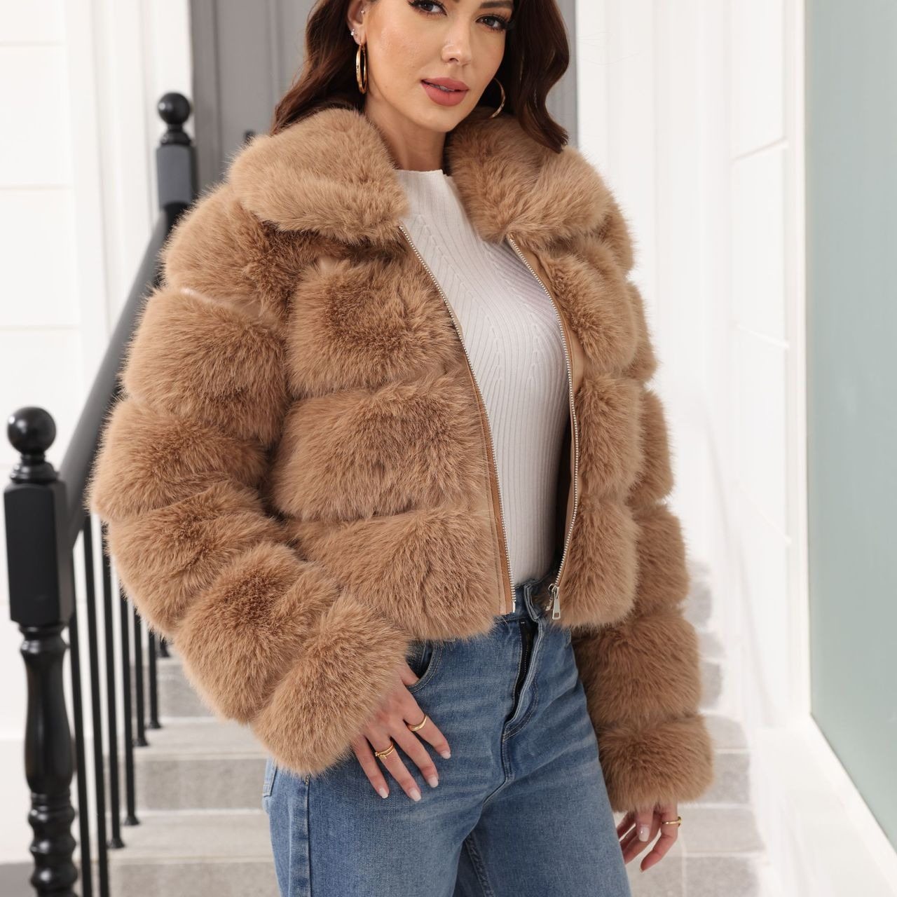 Elegáns rövid kabát klasszikus műszőrméből