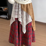 Aszimmetrikus kockás szoknya csipkebetétekkel