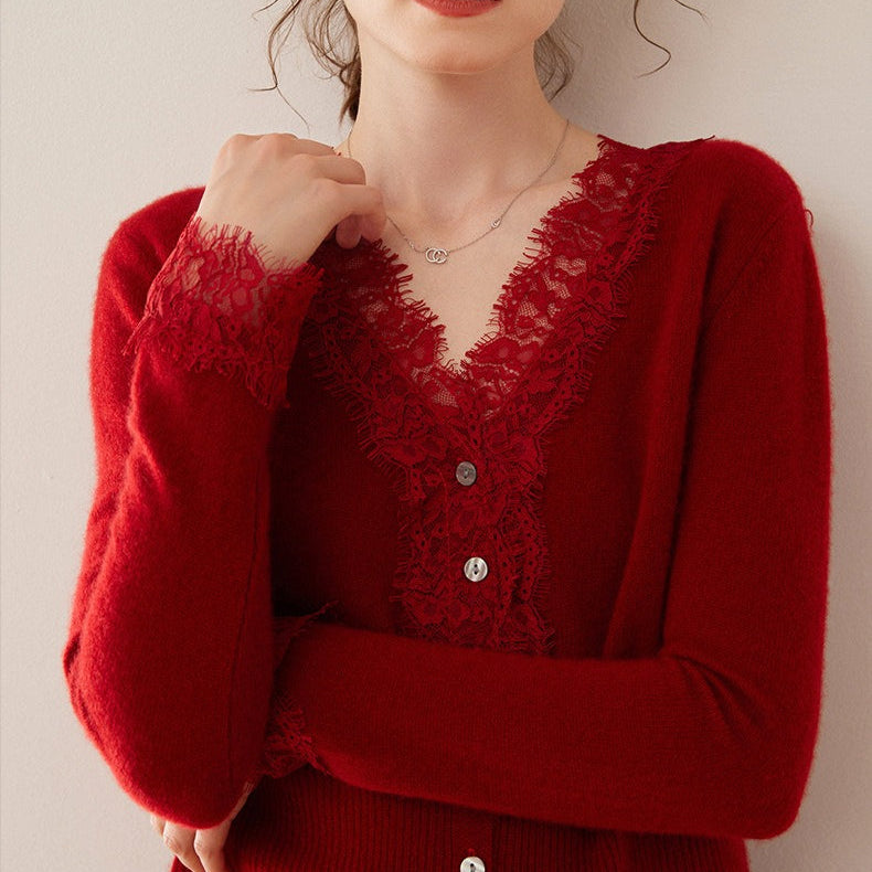 Kasmír kötött mellény V-nyakkal és csipkével szegélyezve