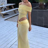 Hosszú, váll nélküli, rakott tüllruha panelekkel és kivágásokkal