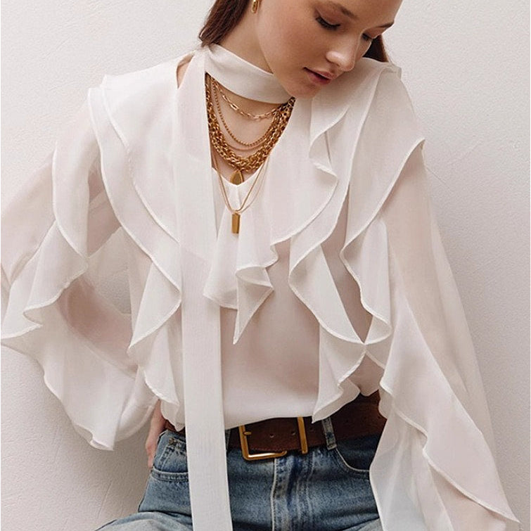 Elegáns, egyszerű sifon blúz fodros és megkötős díszítéssel.