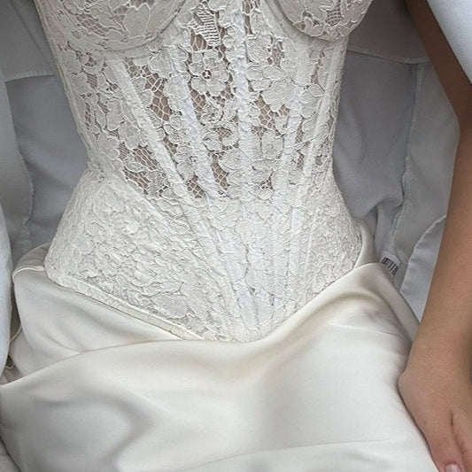 Hosszú, testhezálló, pánt nélküli és csontos vintage csipkeruha.