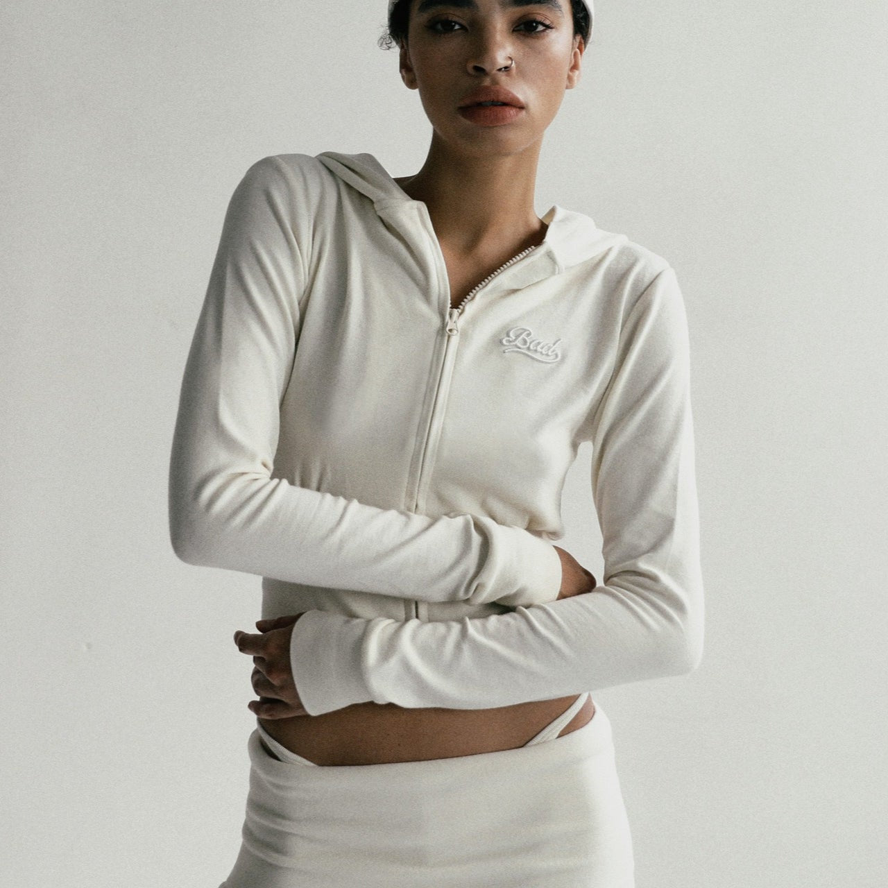 Hímzett, rövidített, cipzáras kapucnis pulóver