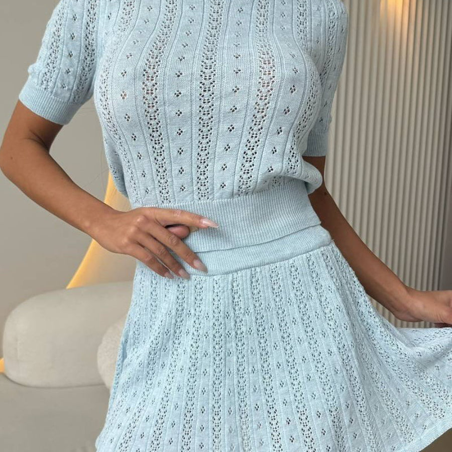 Egyszínű, áttört, könnyű kötött szoknya és kerek nyakú szett