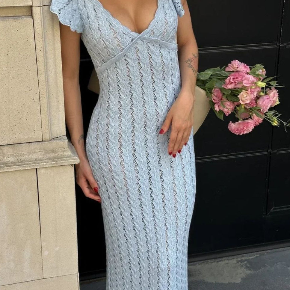 Hosszú, vidéki stílusú kötött ruha V-nyakkal és francia fodros díszítéssel