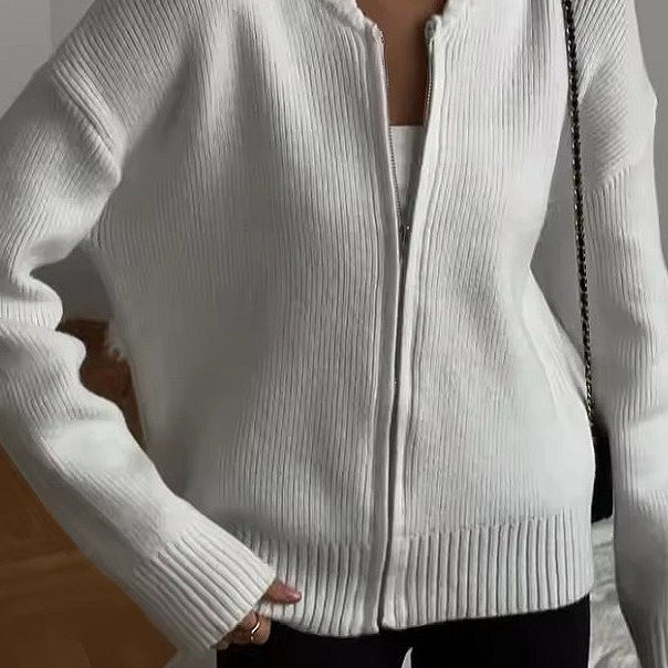 Egyszínű kötött mellény kerek nyakkal, hosszú ujjakkal és cipzárral