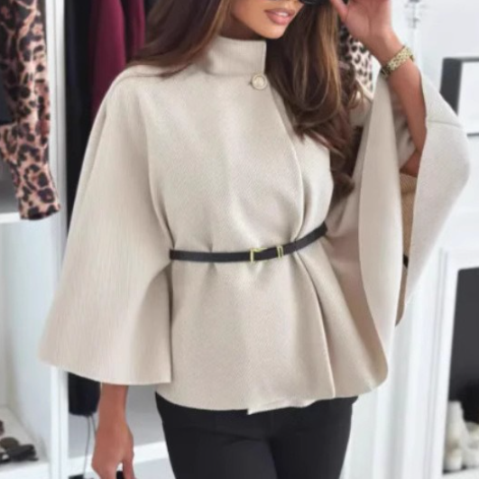 Elegáns és sikkes gyapjú köpeny megkötős övvel a derekán