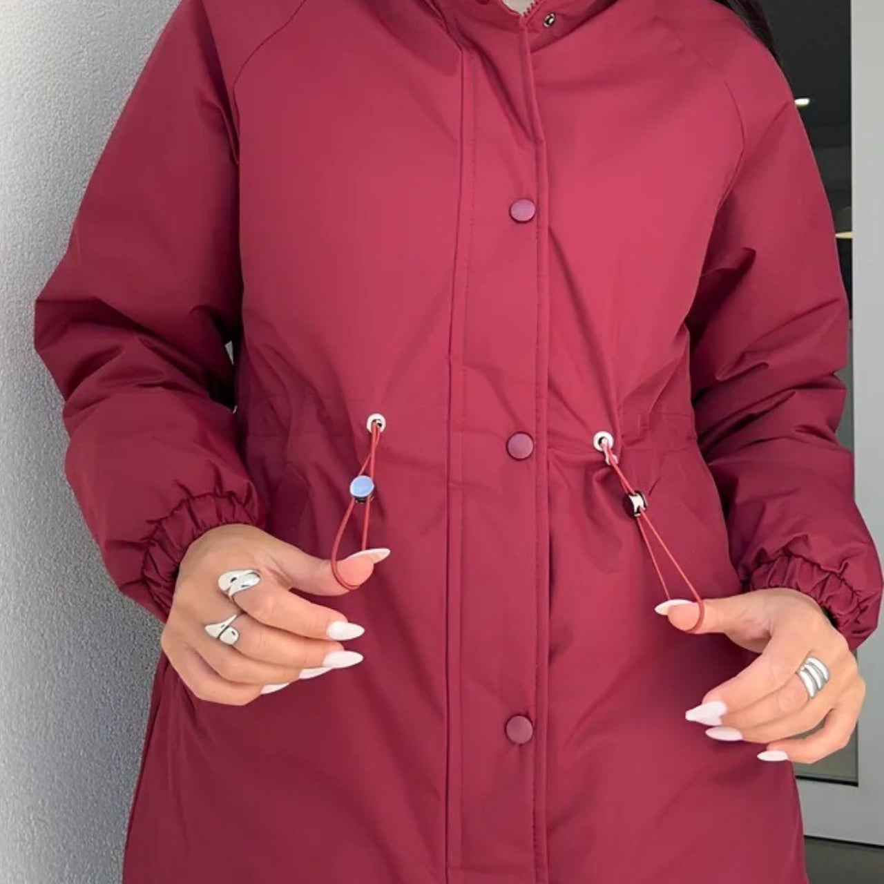 Szabadidős és szabadtéri sportkabát állítható húzózsinóros derékkal, ideális hegymászáshoz és szabadtéri tevékenységekhez.