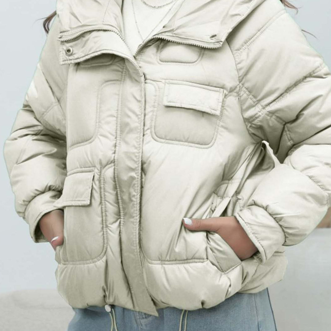 Élénk színű pufi kabát magas gallérral