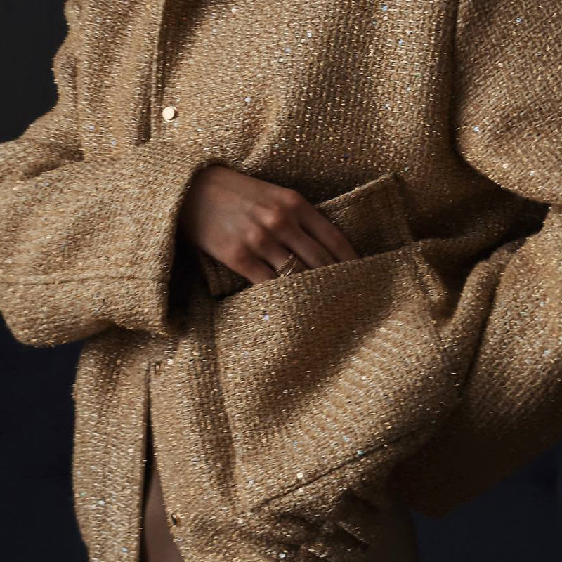 Flitteres kabát magas gallérral és zsebekkel