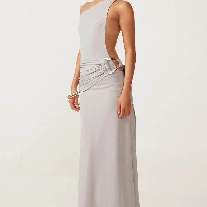 Szexi, hát nélküli, testhezálló maxi ruha fémes részletekkel