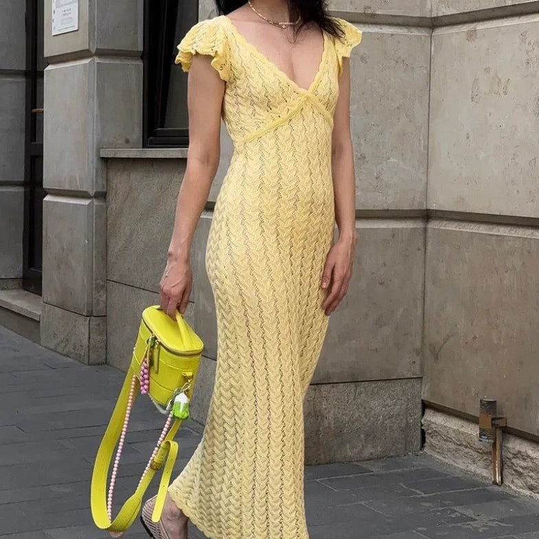 Hosszú, vidéki stílusú kötött ruha V-nyakkal és francia fodros díszítéssel