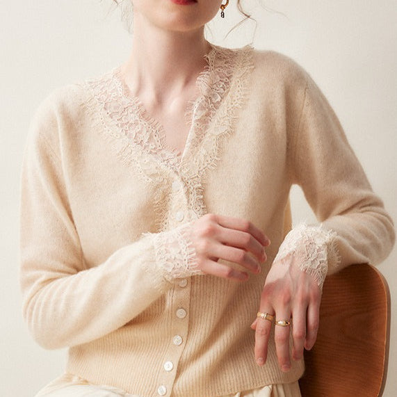 Kasmír kötött mellény V-nyakkal és csipkével szegélyezve