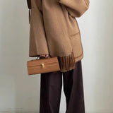 Egyszínű gyapjúkabát hímzéssel, pompongallérral és sállal