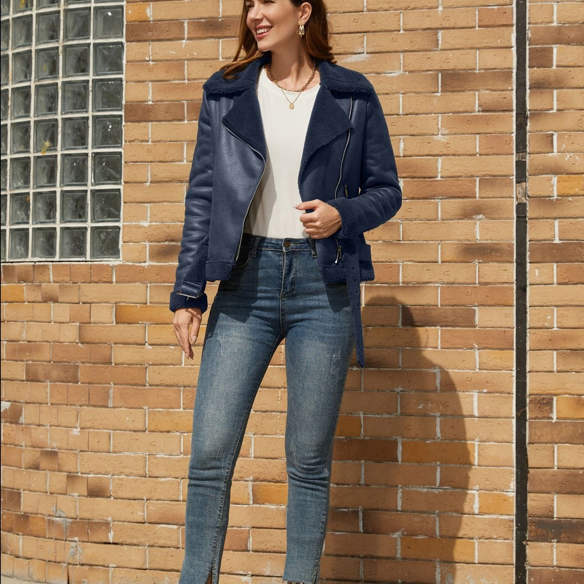 Báránybőrrel bélelt, övvel ellátott velúr kabát