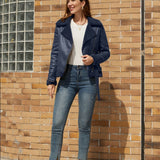 Báránybőrrel bélelt, övvel ellátott velúr kabát