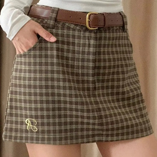 Alacsony derekú, kockás szoknya, betűkkel hímezve