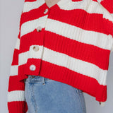 Csíkos kötött mellény széles V-nyakkal és hosszú ujjakkal