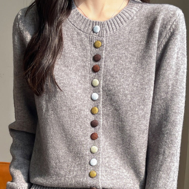 Egyszínű bársony kardigán színes gombokkal
