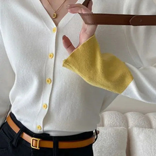 Színblokkos kötött mellény bő ujjakkal és V-nyakkal