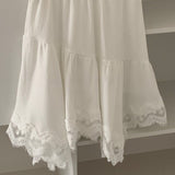 Elegáns és divatos aszimmetrikus midi szoknya csipkebetétekkel