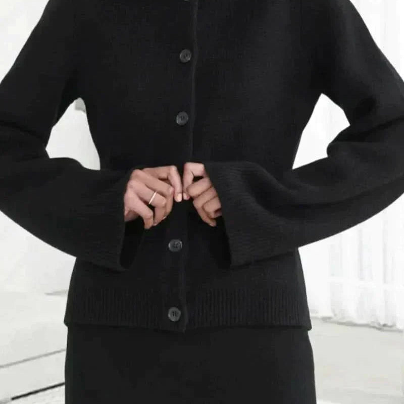 Elegáns, sokoldalú, kényelmes klasszikus fekete kardigán nőknek