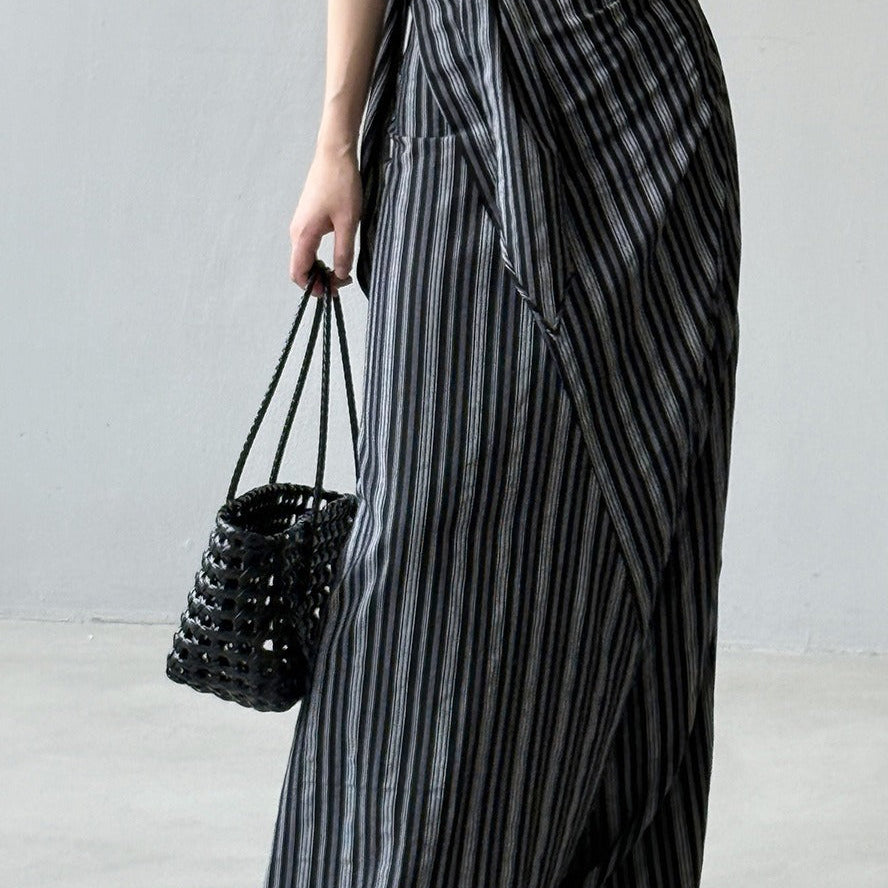 Hosszú, csíkos, magas derekú A-vonalú szoknya megkötővel