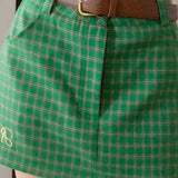 Alacsony derekú, kockás szoknya, betűkkel hímezve