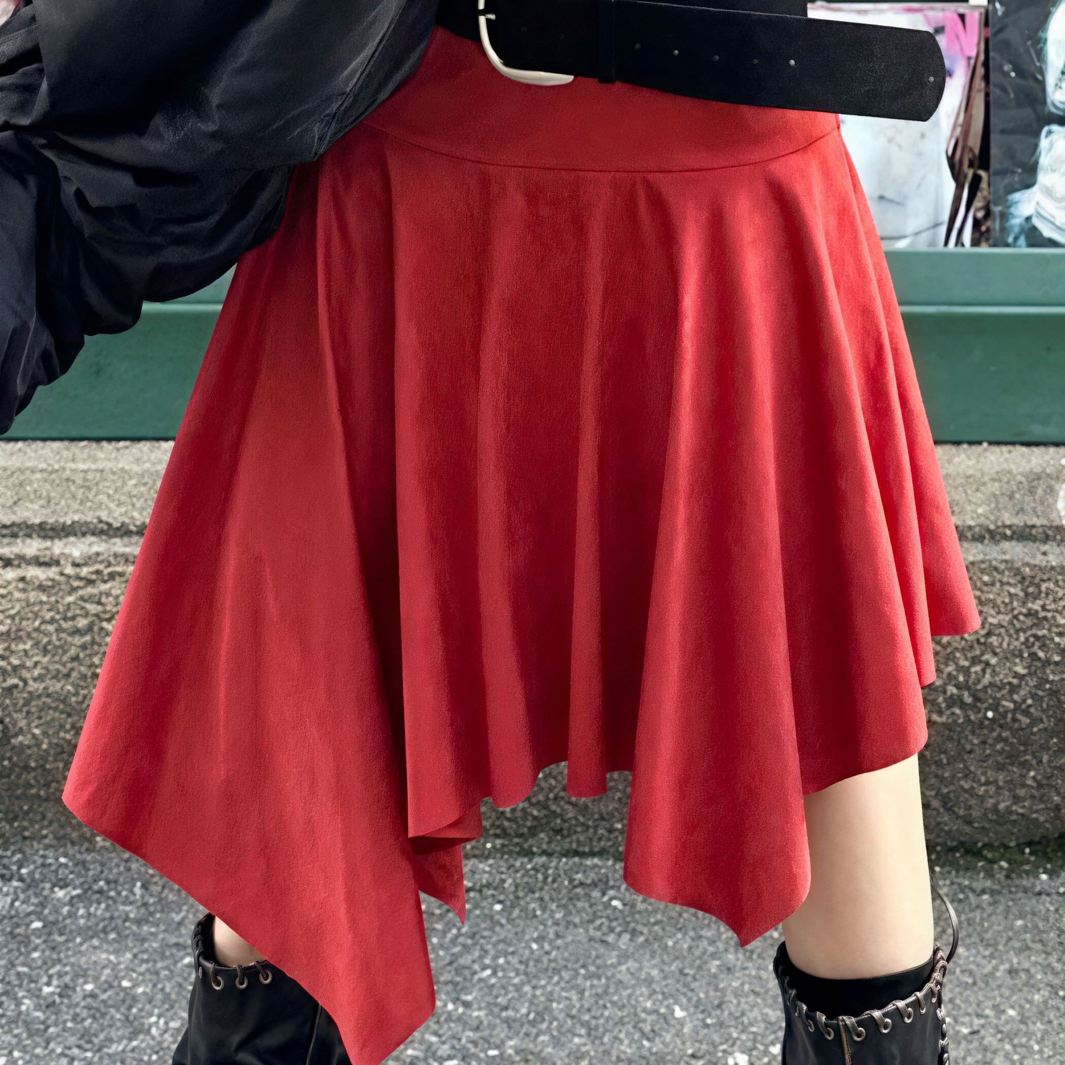 Elegáns, magas derekú, aszimmetrikus velúr szoknya