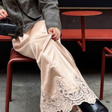 Elegáns, csipkével díszített A-vonalú szoknya