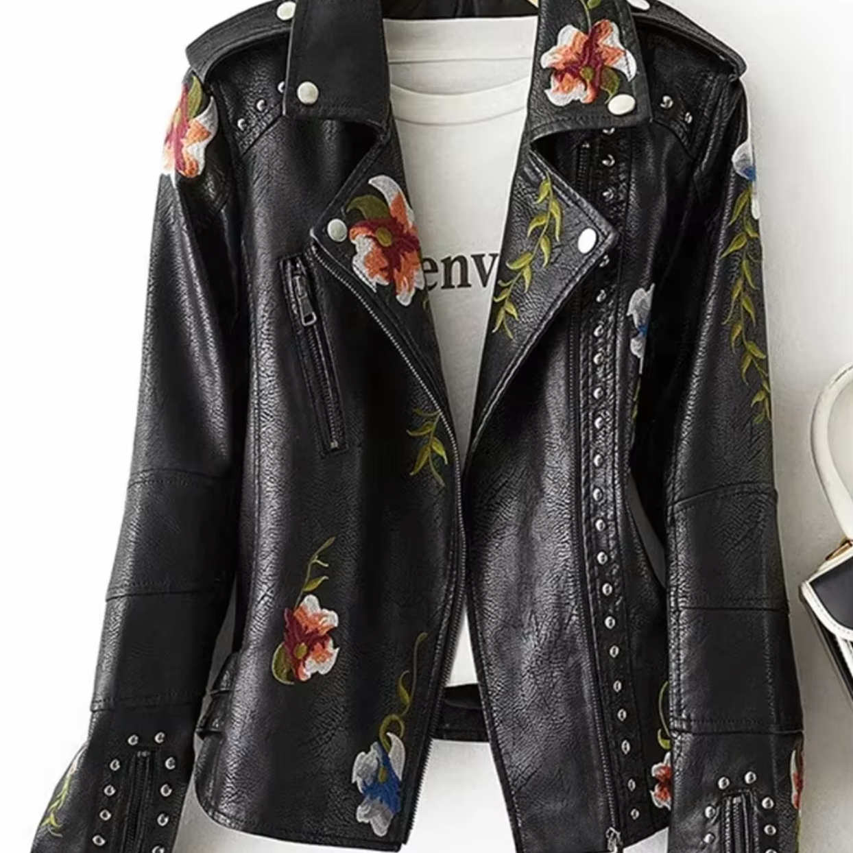 Női bőrkabát – Testhezálló szabású – Virágmintás hímzés – Szegecses motoros stílus