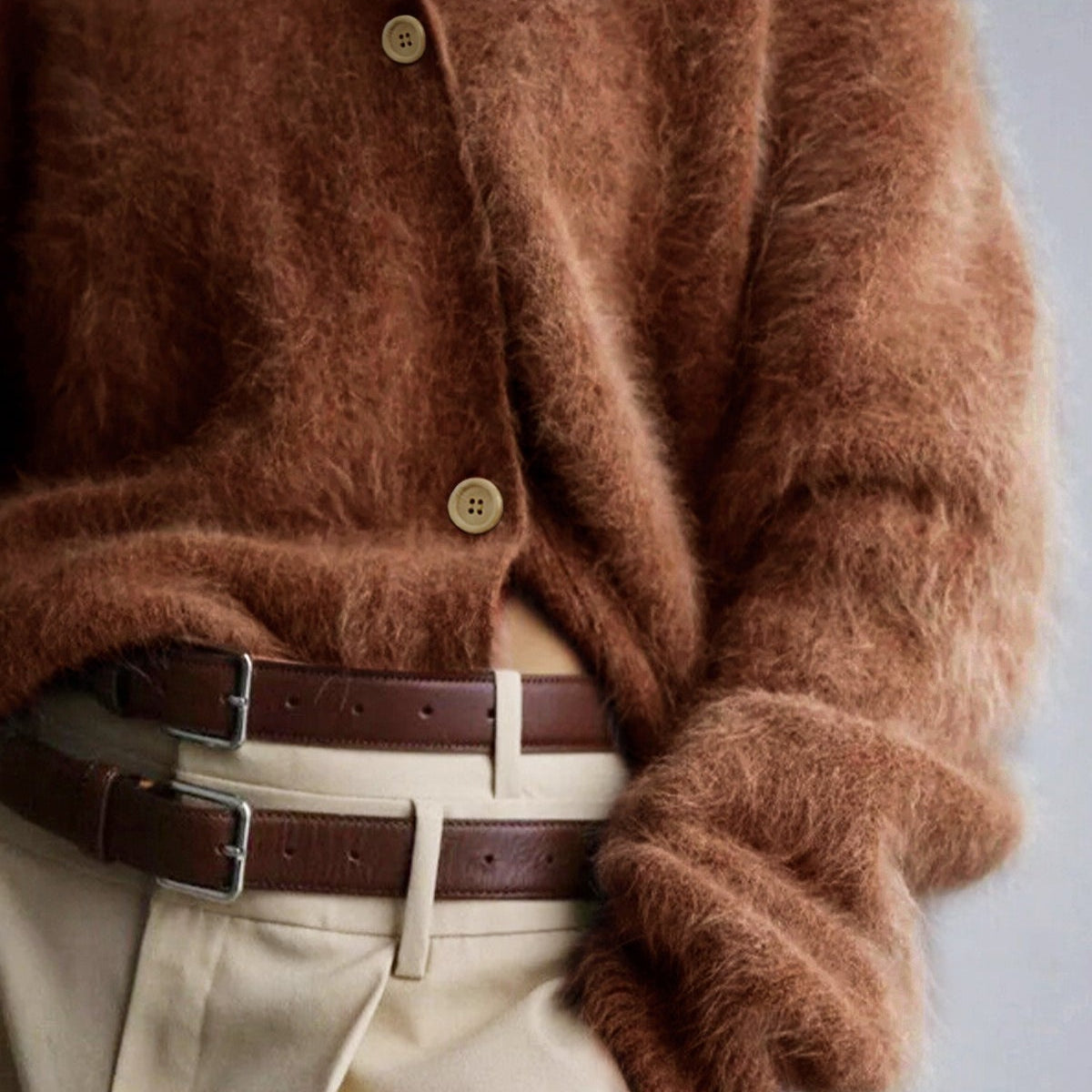 Hosszú ujjú, gombos mellény V-nyakkal