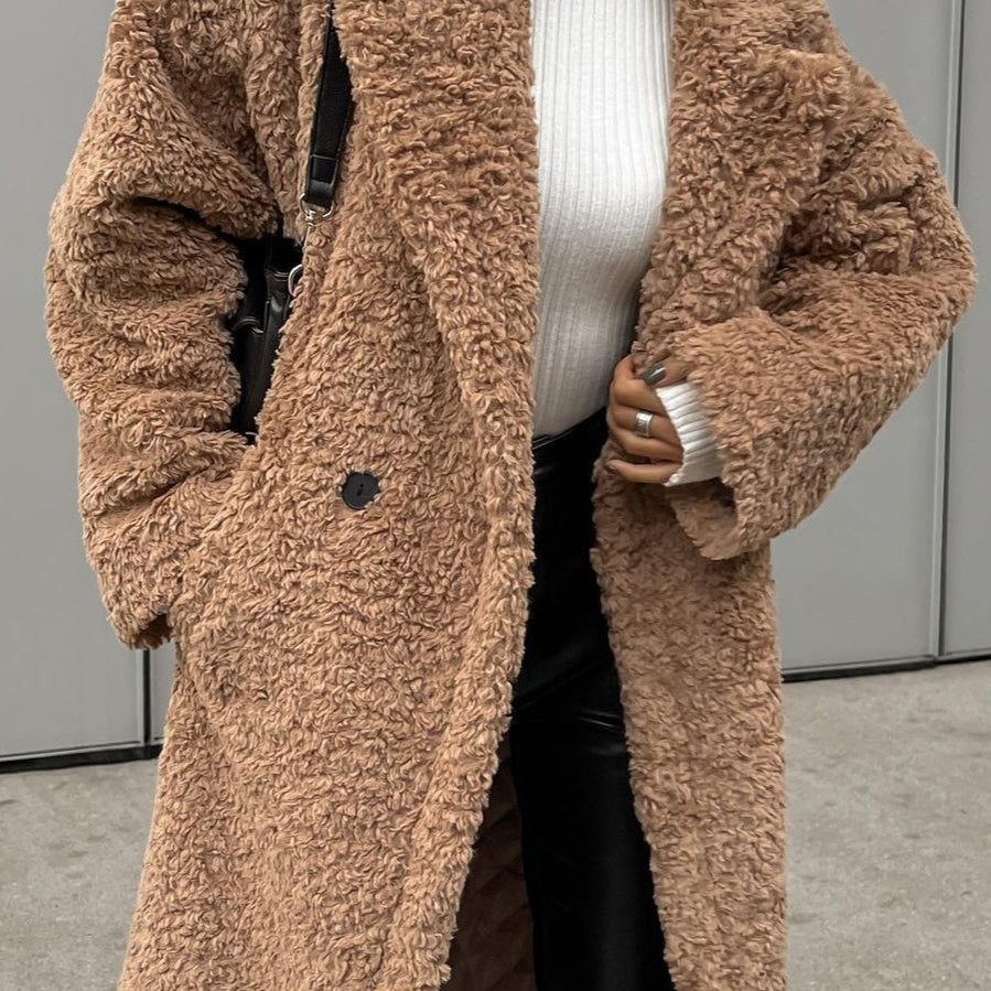 Elegáns irodai kabát hosszú ujjakkal és puha hajtókával