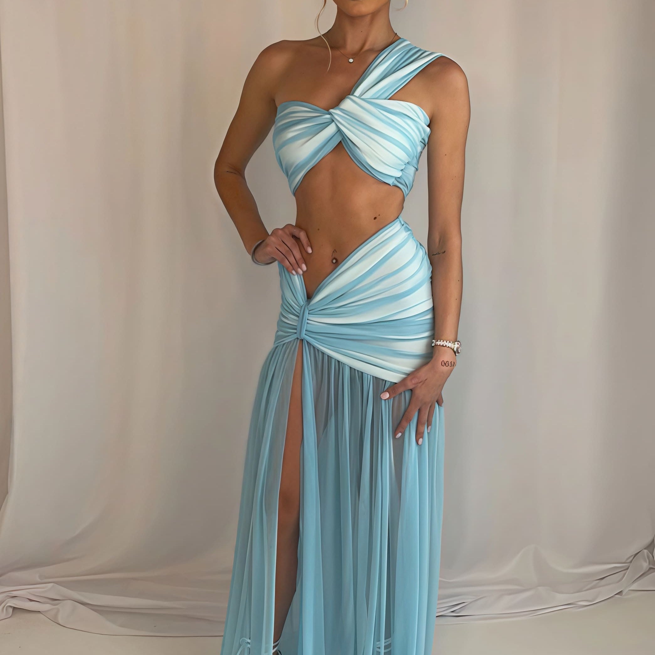 Szexi bikiniszett: hálós felső és testhezálló szoknya