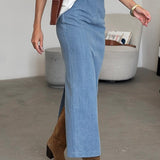 Kék farmer testhezálló szoknya hasítékkal