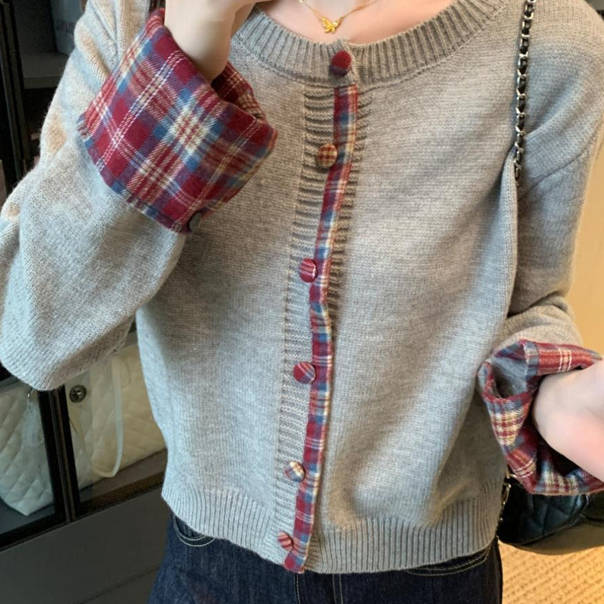 Piros kockás kardigán kontrasztos kerek nyakkal