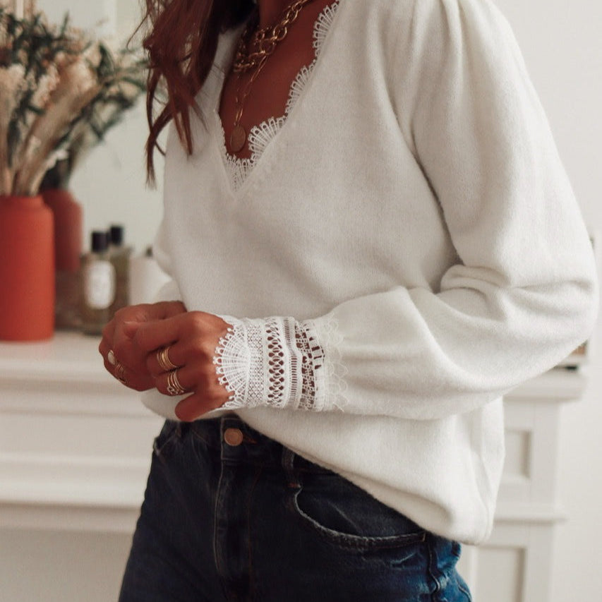 Hosszú ujjú blúz csipkebetétekkel