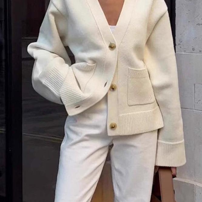 Egyszínű kötött kabát V-nyakkal