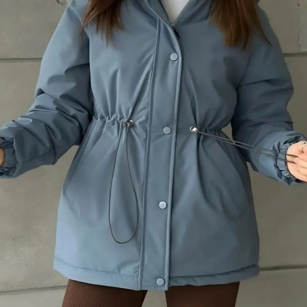 Szabadidős és szabadtéri sportkabát állítható húzózsinóros derékkal, ideális hegymászáshoz és szabadtéri tevékenységekhez.