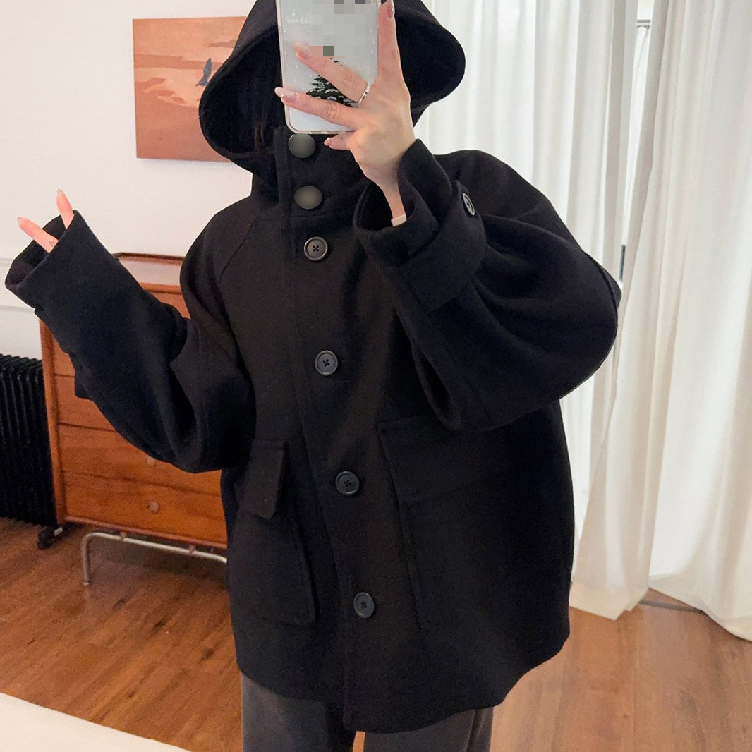 Elegáns kabát hegyes kapucnival és gombokkal