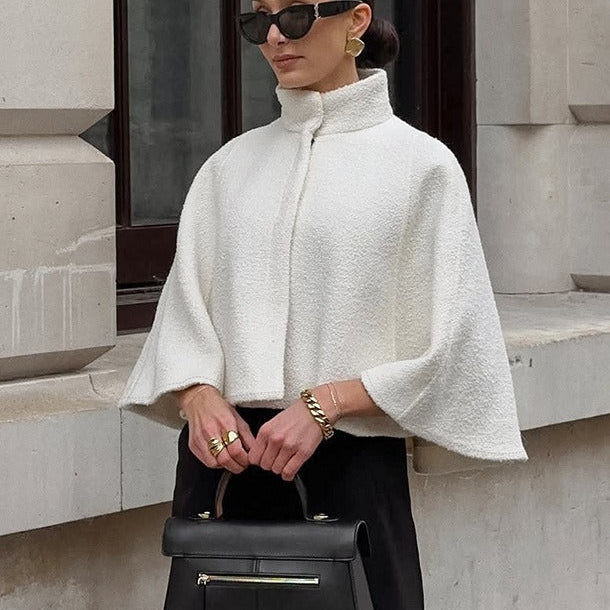 Elegáns rövid köpeny egyszerű állógallérral