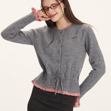 Karcsúsított kötött mellény panelekkel és testhezálló derékkal