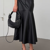 Elegáns, magas derekú maxi szoknya fekete műbőrből