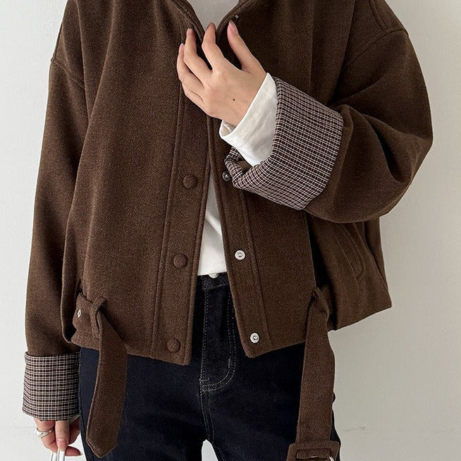 Gyapjúkabát állógallérral és kockás panelekkel, rövid mandzsettával