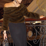 Egy sikkes, vastag, egyszerű bunda csupasz vállakkal.