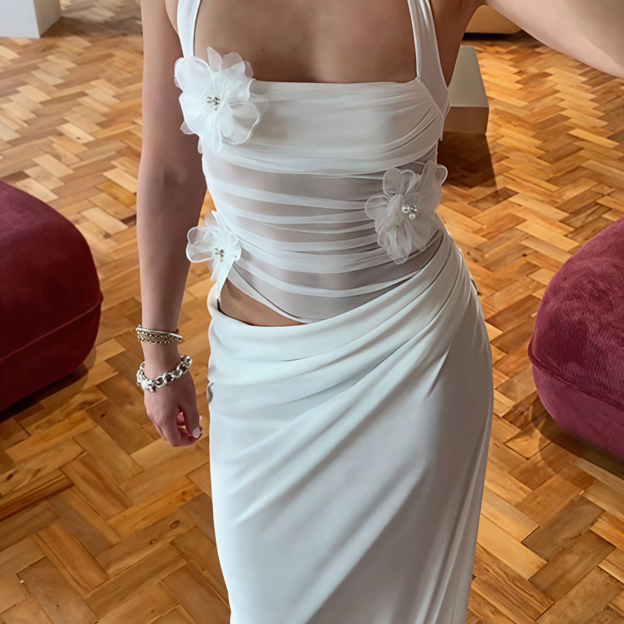 Hosszú, hát nélküli ruha 3D virágos kivágásokkal és pántnélküli nyakkal